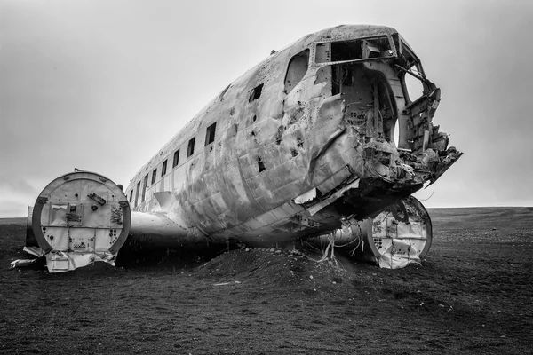 해변에서 Dc-3 비행기 추락된 — 스톡 사진