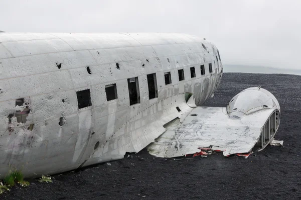 해변에서 Dc-3 비행기 추락된 — 스톡 사진