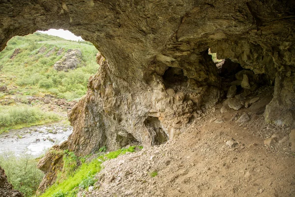 Glymur 滝の上に洞窟します。 — ストック写真