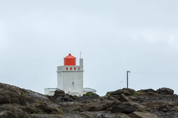 Faro sulla riva alta dell'oceano — Foto Stock