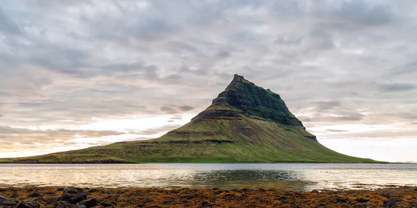 Kirkjufell montaña en el fondo — Foto de Stock