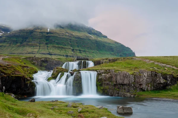 Niesamowite Kirkjufellsfoss wodospad — Zdjęcie stockowe