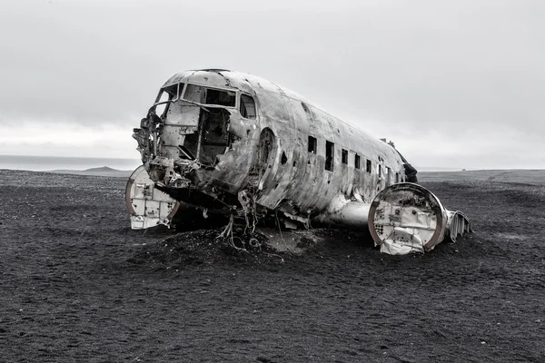 해변에서 Dc-3 비행기 추락된 — 스톡 사진