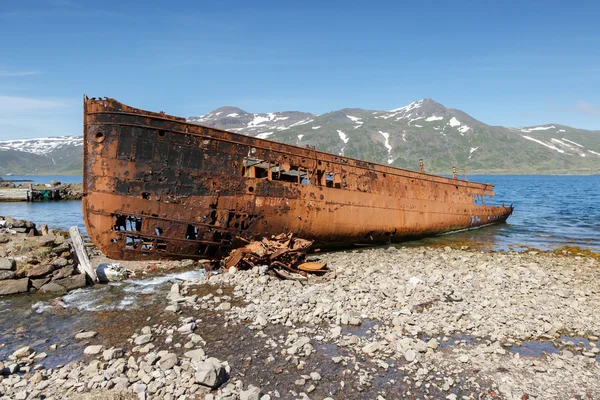 Vecchia barca da traino arrugginita — Foto Stock