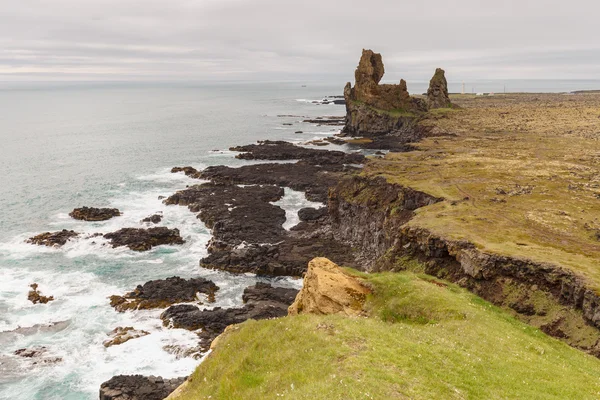 Rotsen van Arnarstapi in IJsland — Stockfoto