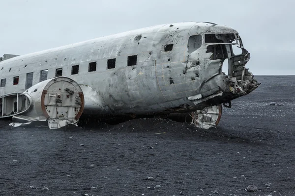 해변에서 Dc-3 비행기 추락된 — 스톡 사진