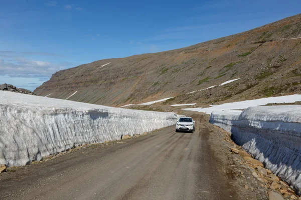 Bil mellan två väggar av snö — Stockfoto