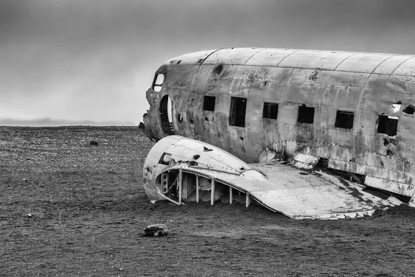 在海滩的失事的 Dc-3 飞机。 — 图库照片