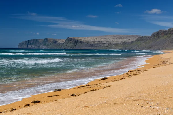 Raudasandur praia nos fiordes ocidentais — Fotografia de Stock
