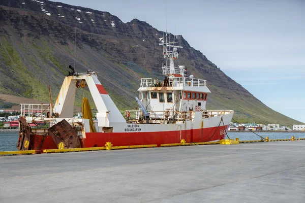 Pilona amarilla en el puerto de Isafjordu — Foto de Stock