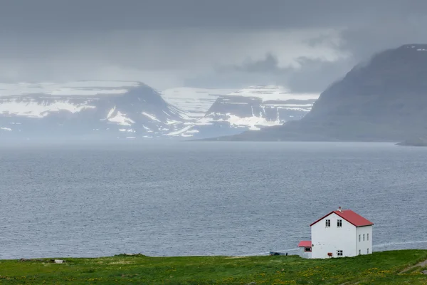 Casa solitaria en Islandia — Foto de Stock