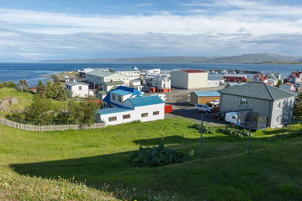 Fjordarna med berg täckt av snö — Stockfoto