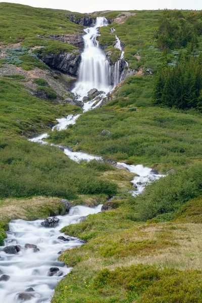 Wasserfall an den Westfjorden — Stockfoto