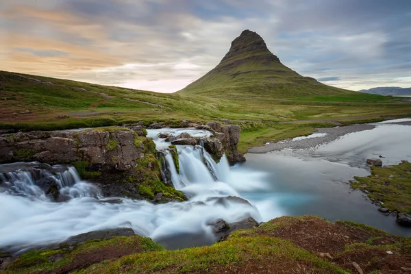 Incrível topo da cachoeira Kirkjufellsfoss — Fotografia de Stock