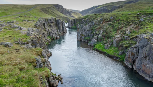 Schlucht mit einem Fluss auf Island — Stockfoto