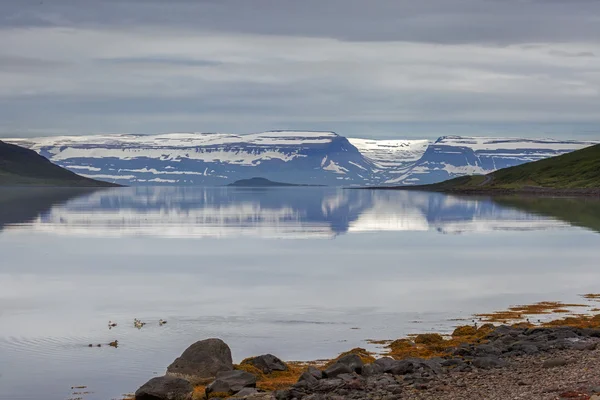 Фьорд с вдали острова Вигур — стоковое фото