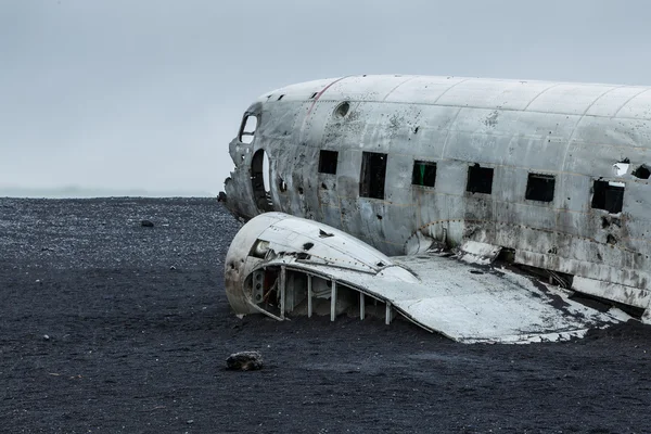 Разбился самолет DC-3 на пляже — стоковое фото