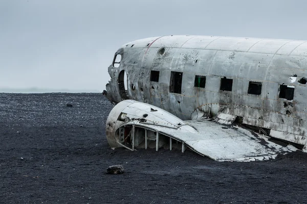 Plajda düşen Dc-3 uçak — Stok fotoğraf