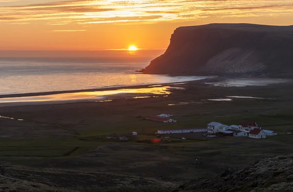 Breidavik アイスランドで真夜中の太陽 — ストック写真