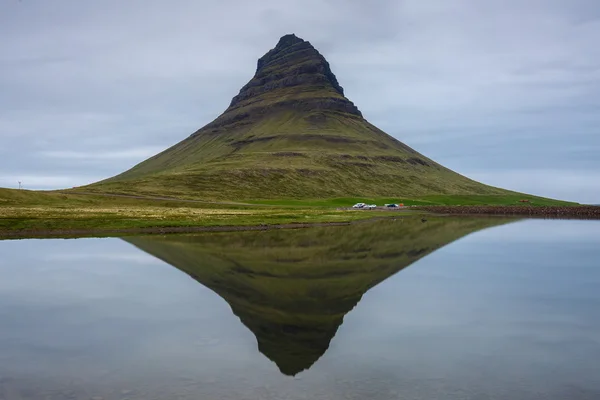 Kirkjufell montaña se refleja en el lago —  Fotos de Stock