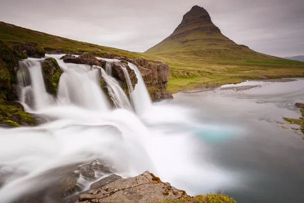 令人惊异的 Kirkjufellsfoss 瀑布的顶部 — 图库照片