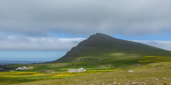 Wolken op de fjord aan de IJsland — Stockfoto