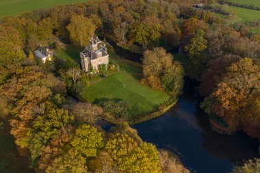 Güneşli bir günde güzel bir sonbahar ormanıyla çevrili nehir kıyısındaki hava manzarası.