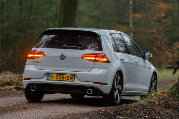 Coche Moderno Que Atraviesa Bosque Otoñal Durante Día —  Fotos de Stock