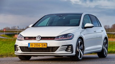 Şehirdeki araba parkında. 