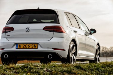 Şehrin göbeğinde araba parkı, dikiz manzarası 