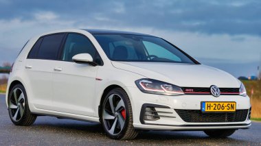 Şehirdeki araba parkında. 