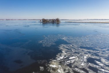 Kış gölü, buzla kaplı. 