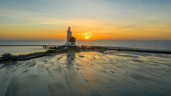 在荷兰范马肯的冬季景观灯塔的招贴 它被冻住了 在强风中 海岸上覆盖着冰 — 图库照片