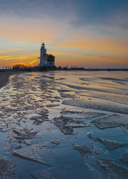 在荷兰范马肯的冬季景观灯塔的招贴 它被冻住了 在强风中 海岸上覆盖着冰 — 图库照片