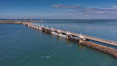 Akdeniz kıyısındaki deniz ve rıhtım manzarası