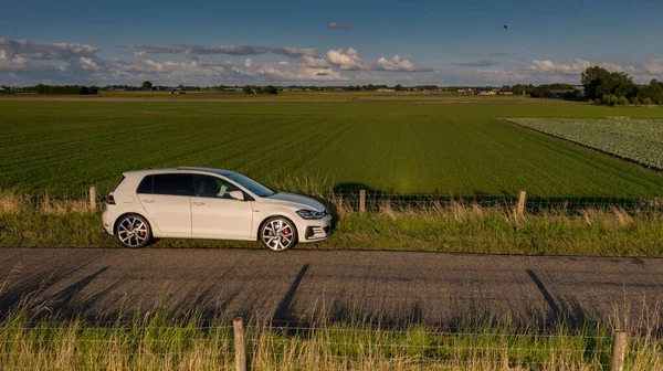 Witte Auto Landelijke Weg Het Platteland — Stockfoto