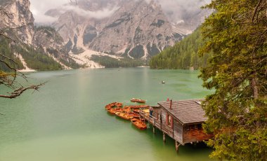 Lago di Braies İtalyan Dolomitleri