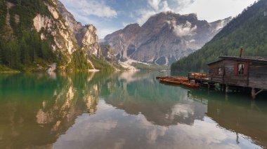 Lago di Braies İtalyan Dolomitleri