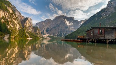 Lago di Braies İtalyan Dolomitleri