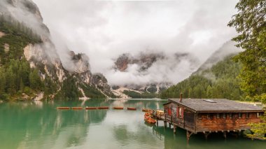 Lago di Braies İtalyan Dolomitleri