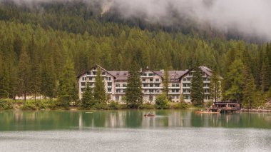 Göl ve dağlarla dolu güzel bir manzara.