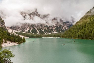 Dağlardaki gölün güzel manzarası