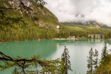 Dağlardaki güzel göl