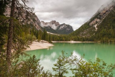 Dağlardaki güzel göl