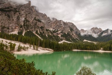 Dağlardaki güzel göl