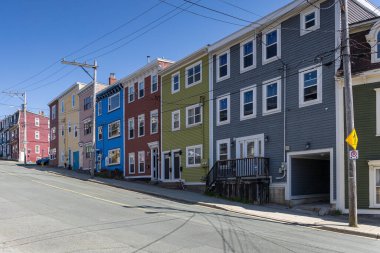 St. John şehir merkezindeki renkli evler genellikle Jellybean Row olarak adlandırılır.