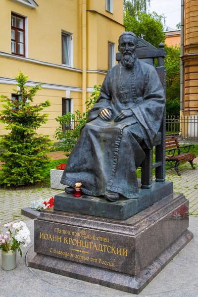 Kronstadt John Anıtı.