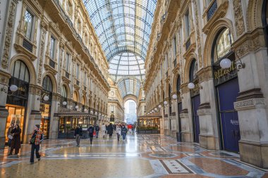 Galleria Vittorio Emanuele II alışveriş salonunun içinde, Milan, İtalya