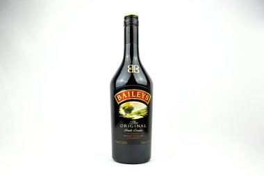 Baileys Orijinal İrlanda Krem Likörü beyaz arka planda