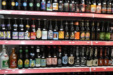 Belçika birası seçimi bir rafta, Bruges, Belçika 